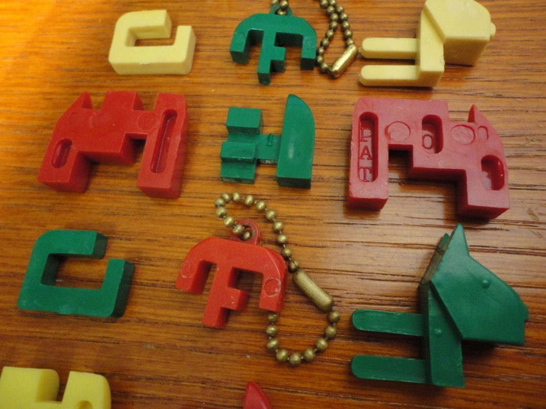 Keychain dog - letter internals